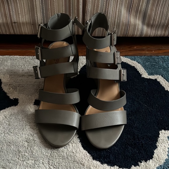 Gray Crown Vintage Strappy Wedges Size 6 - Picture 3 of 9